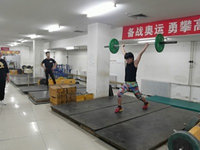 江南体育-拼尽全力！举重新秀弃旧从新再上高峰！