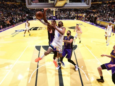 江南体育-NBA焦点湖人队全明星前锋转型获得好评
