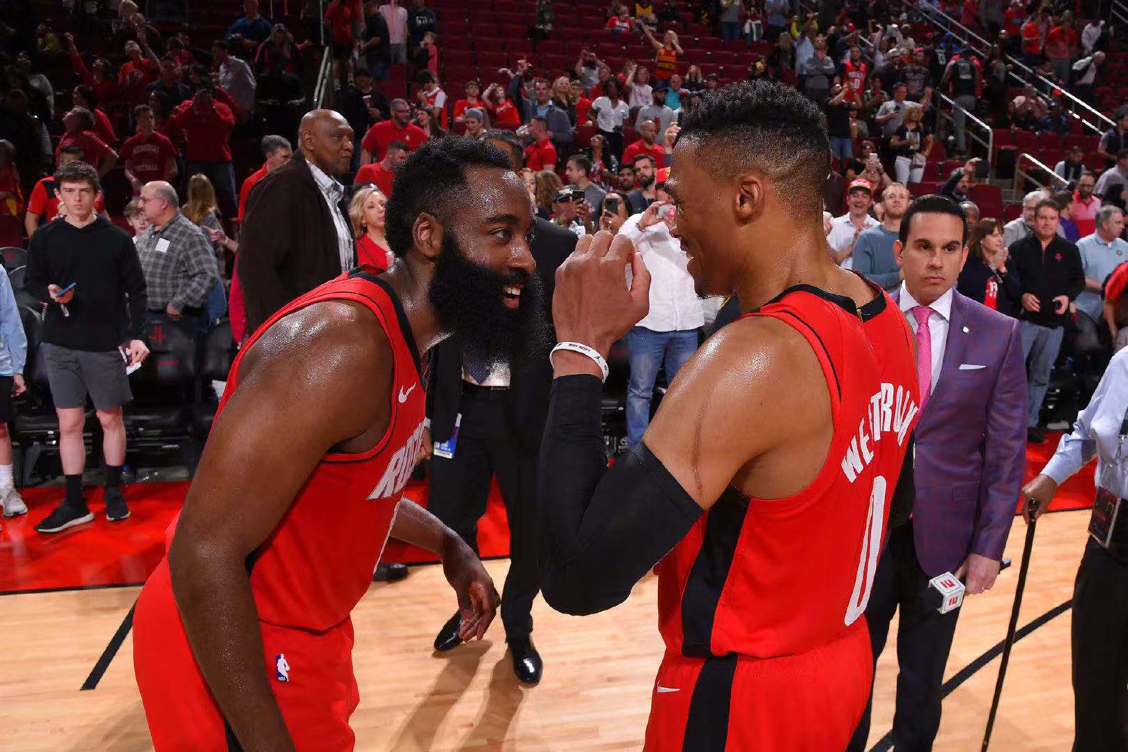 NBA新赛季揭幕战：火箭险胜湖人